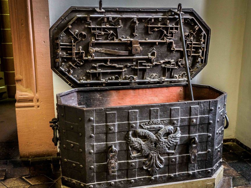 Schloss Heidelberg, Große Truhe mit offenem Deckel