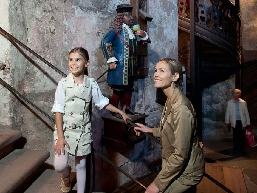 Mutter und Tochter am Treppenaufgang, Schloss Heidelberg